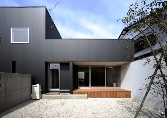 内庭の自然環境と居住空間のバランスの良い個性的なデザインハウス